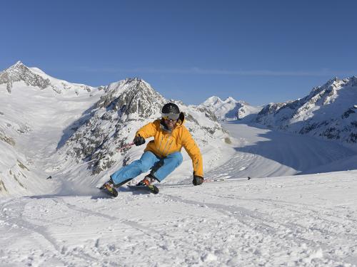 sportlich-skifahren-carving-aletschgletscher-aletsch-arena-christian-perret-s.jpg